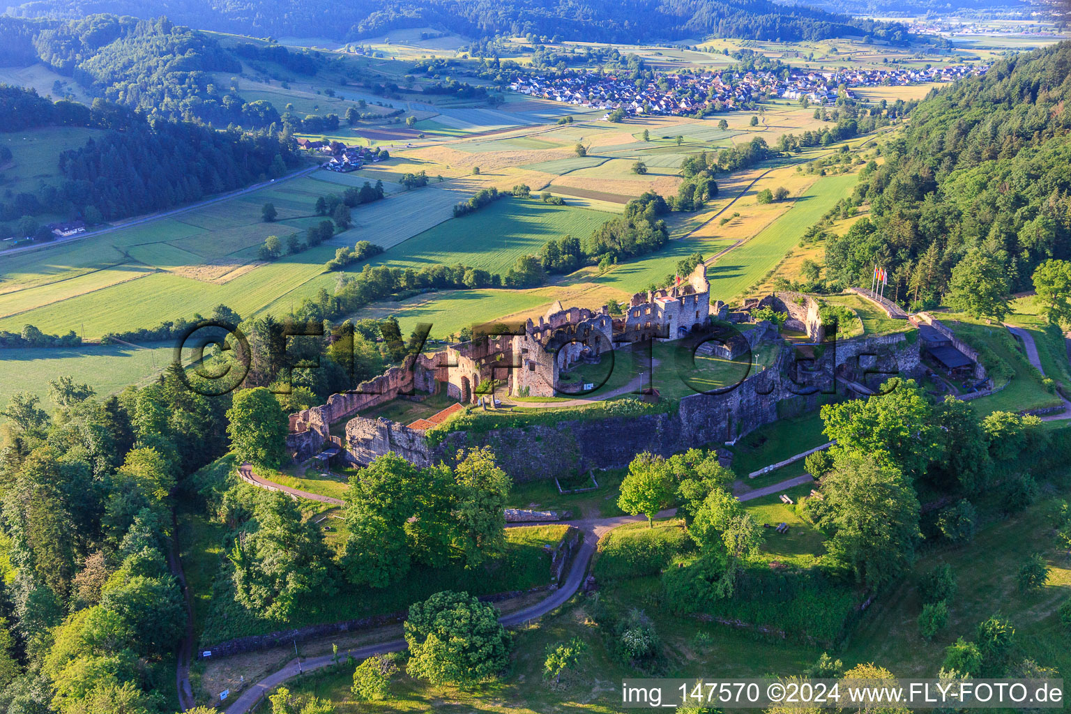 Vue aérienne de Ruines de la forteresse de Hochburg près de Emmendingen depuis l'ouest à le quartier Windenreute in Emmendingen dans le département Bade-Wurtemberg, Allemagne