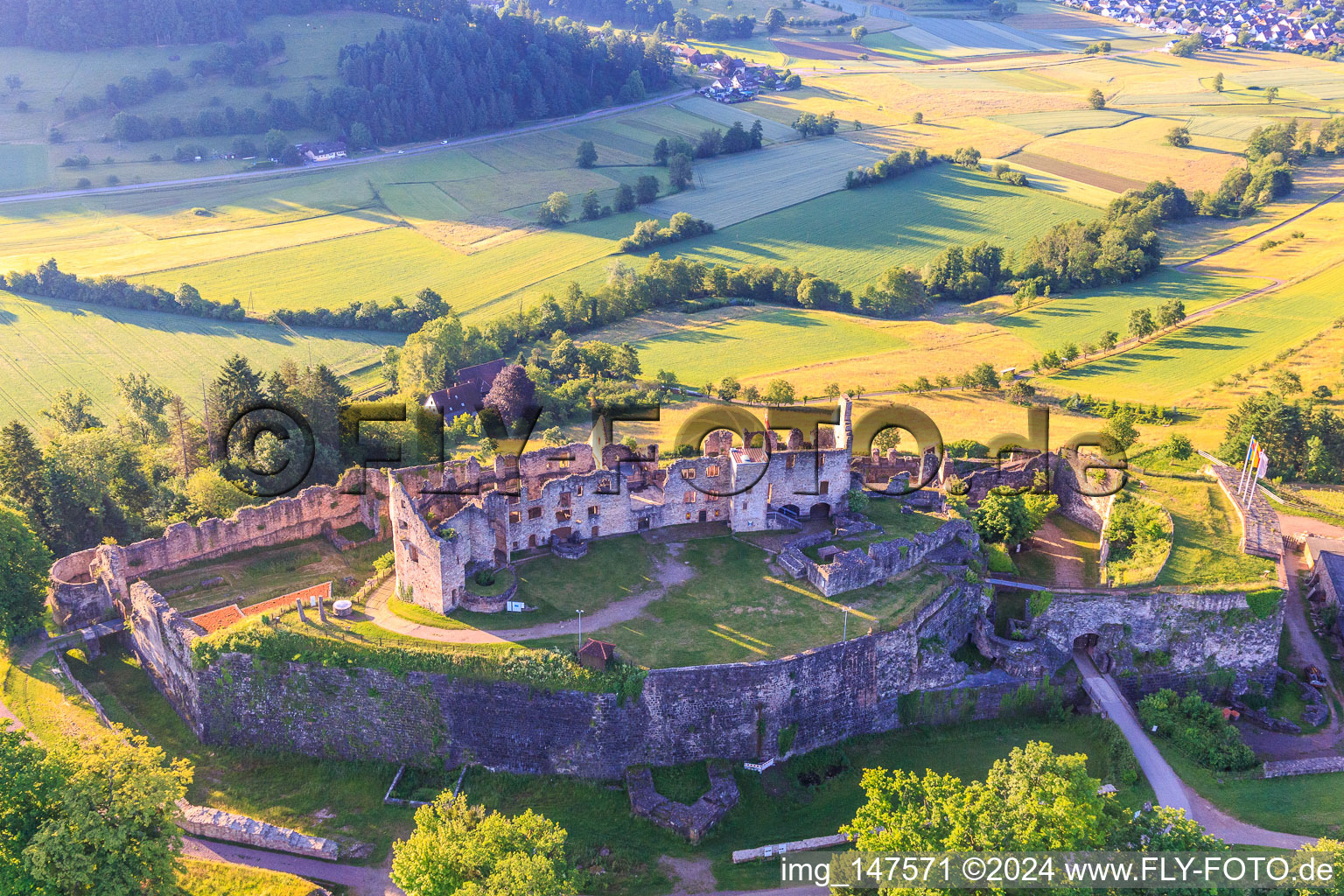 Photographie aérienne de Ruines de la forteresse de Hochburg près de Emmendingen depuis l'ouest à le quartier Windenreute in Emmendingen dans le département Bade-Wurtemberg, Allemagne