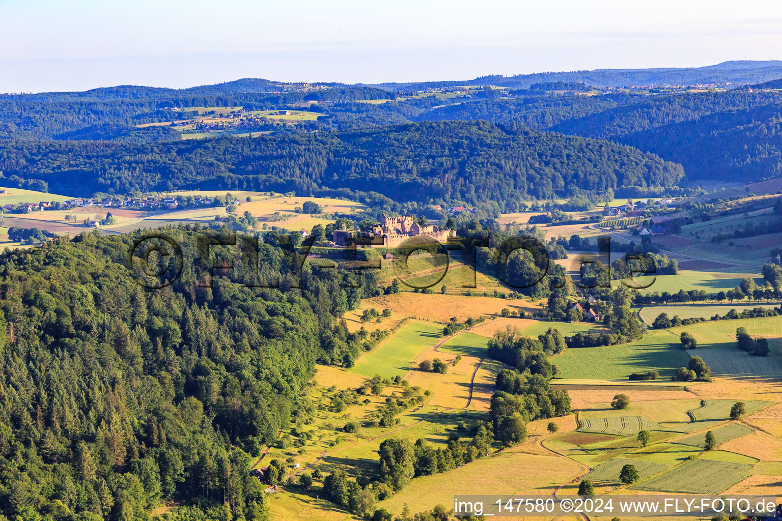 Vue aérienne de Ruines de la forteresse de Hochburg près d'Emmendingen depuis le sud à le quartier Eberbächle in Sexau dans le département Bade-Wurtemberg, Allemagne