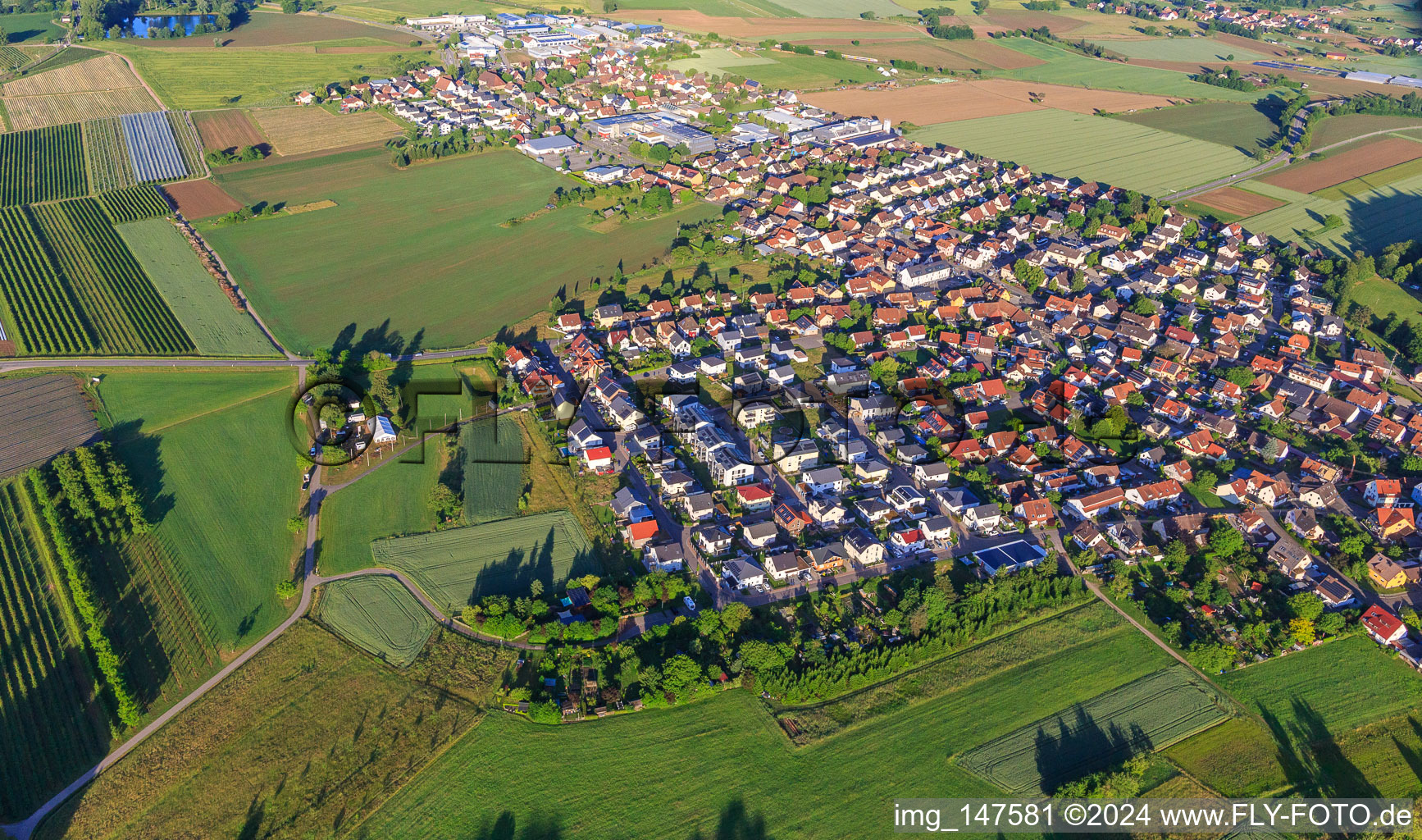Vue aérienne de Grue à hélice MBG à le quartier Lörch in Sexau dans le département Bade-Wurtemberg, Allemagne