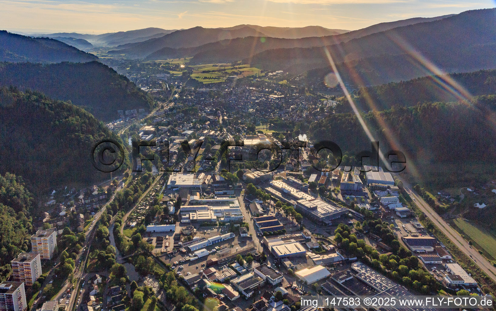 Vue aérienne de Vue de la ville dans la vallée de l'Elz depuis le sud-ouest à Waldkirch dans le département Bade-Wurtemberg, Allemagne