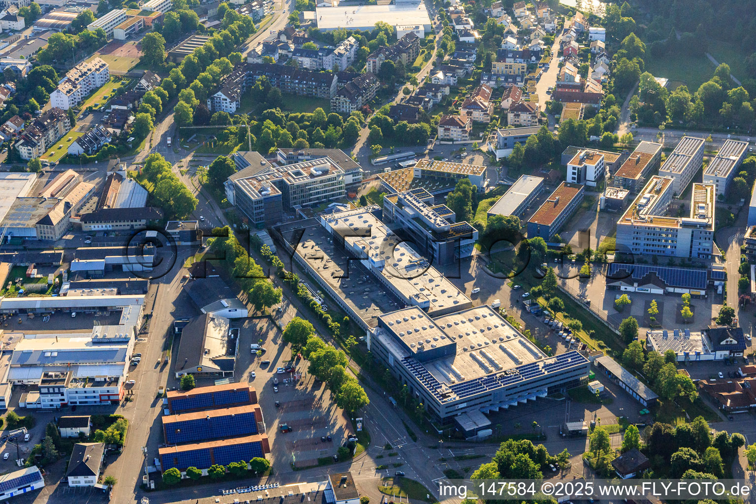Vue aérienne de Zone industrielle avec SICK AG à Waldkirch dans le département Bade-Wurtemberg, Allemagne