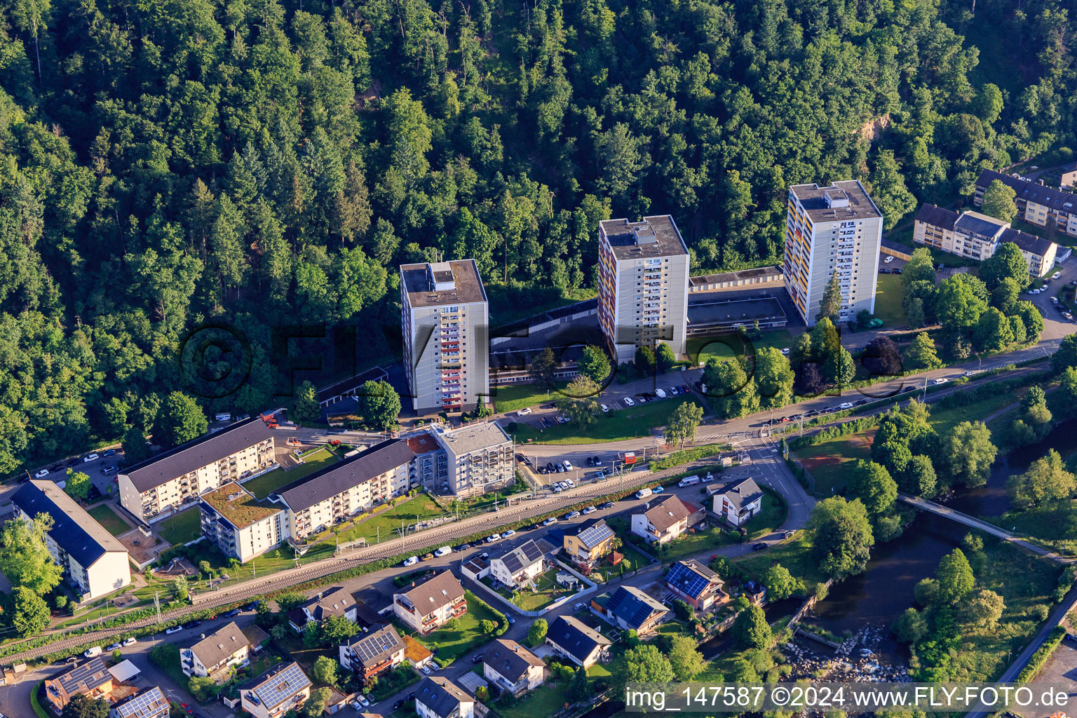 Vue aérienne de Trois tours résidentielles sur la Ignaz-Bruder-Straße à le quartier Batzenhäusle in Waldkirch dans le département Bade-Wurtemberg, Allemagne