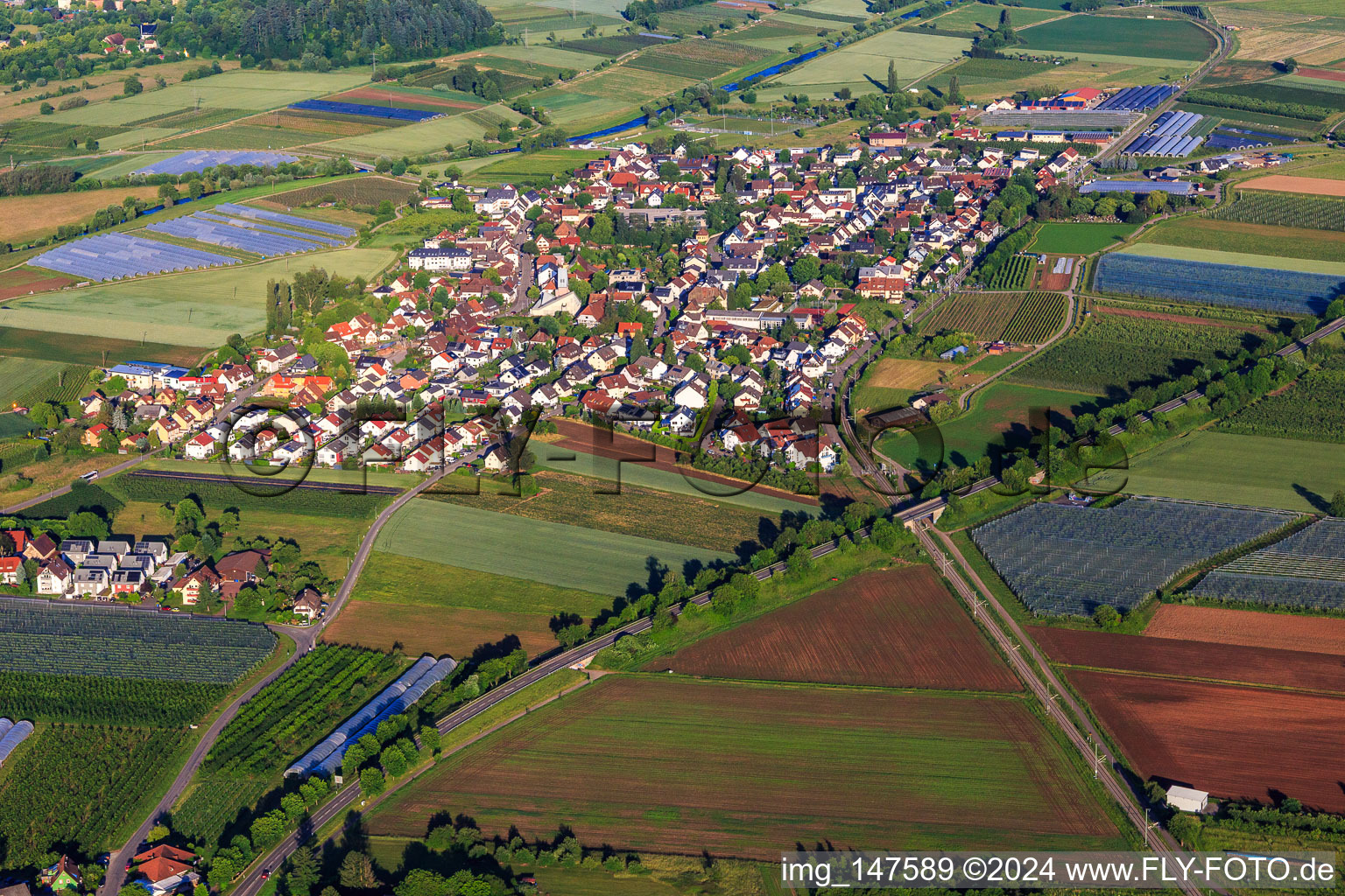 Vue aérienne de Vue du village depuis l'est à le quartier Buchholz in Waldkirch dans le département Bade-Wurtemberg, Allemagne