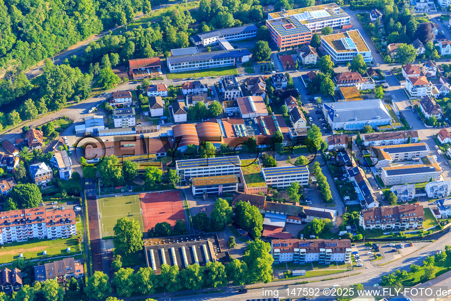 Vue aérienne de HUMMEL AG et l'école Kastelberg avec la salle Kastelberg à Waldkirch dans le département Bade-Wurtemberg, Allemagne