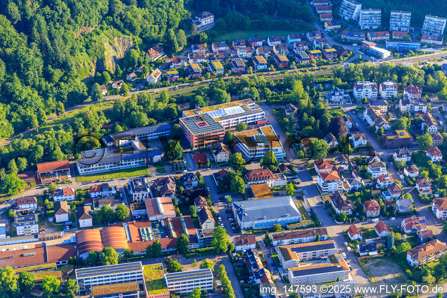 Vue aérienne de Geschwister-Scholl-Gymnasium, Centre d'école professionnelle Waldkirch et SICK Training à Waldkirch dans le département Bade-Wurtemberg, Allemagne