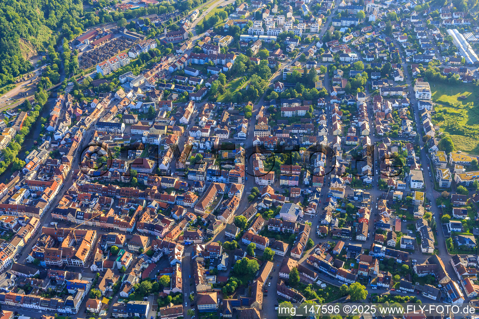Vue aérienne de Centre-ville vu du sud-ouest à Waldkirch dans le département Bade-Wurtemberg, Allemagne