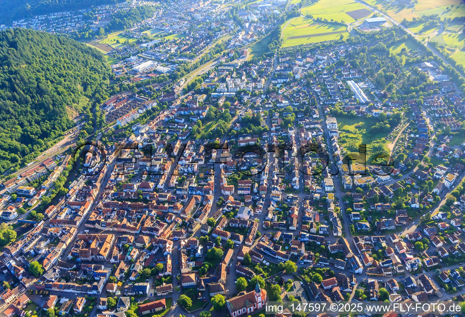 Vue aérienne de Centre-ville vu du sud-ouest à Waldkirch dans le département Bade-Wurtemberg, Allemagne