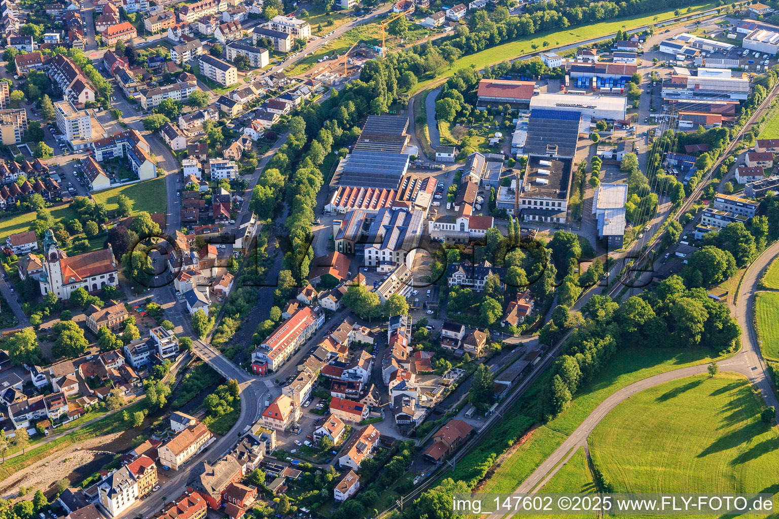 Vue aérienne de Zone industrielle au Gewerbekanal avec Ganter Interior GmbH - entrepreneur général pour l'aménagement intérieur à le quartier Kollnau in Waldkirch dans le département Bade-Wurtemberg, Allemagne