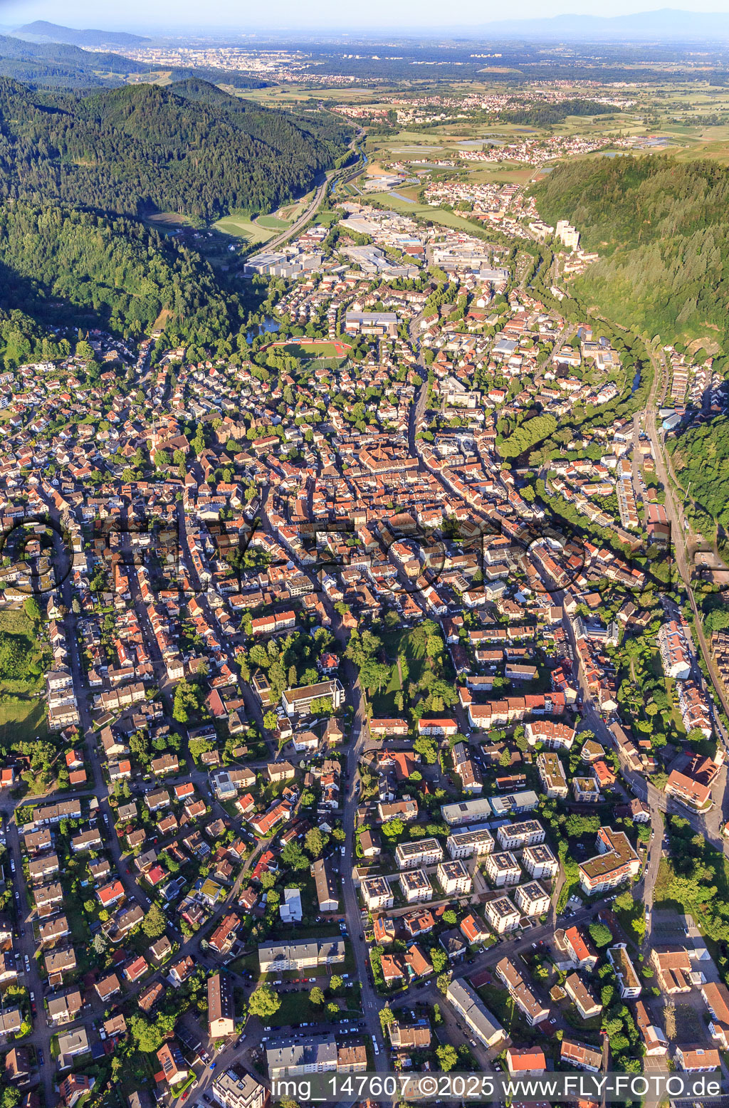 Vue aérienne de Vue d'ensemble de la ville depuis le nord-est à Waldkirch dans le département Bade-Wurtemberg, Allemagne