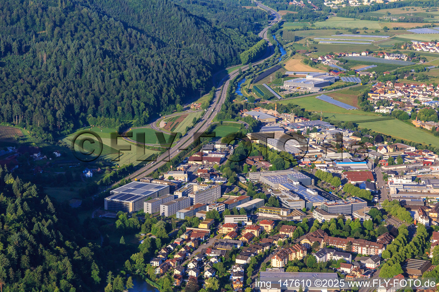 Vue aérienne de Zone industrielle avec SICK AG vue de l'est à Waldkirch dans le département Bade-Wurtemberg, Allemagne