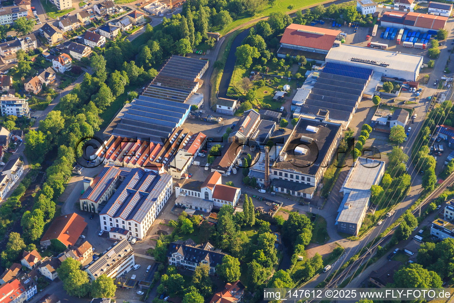 Vue aérienne de Zone industrielle au Gewerbekanal avec Ganter Interior GmbH - entrepreneur général pour l'aménagement intérieur, Tobias Brüsch et Moto-Thek entrepôt ventes à le quartier Kollnau in Waldkirch dans le département Bade-Wurtemberg, Allemagne