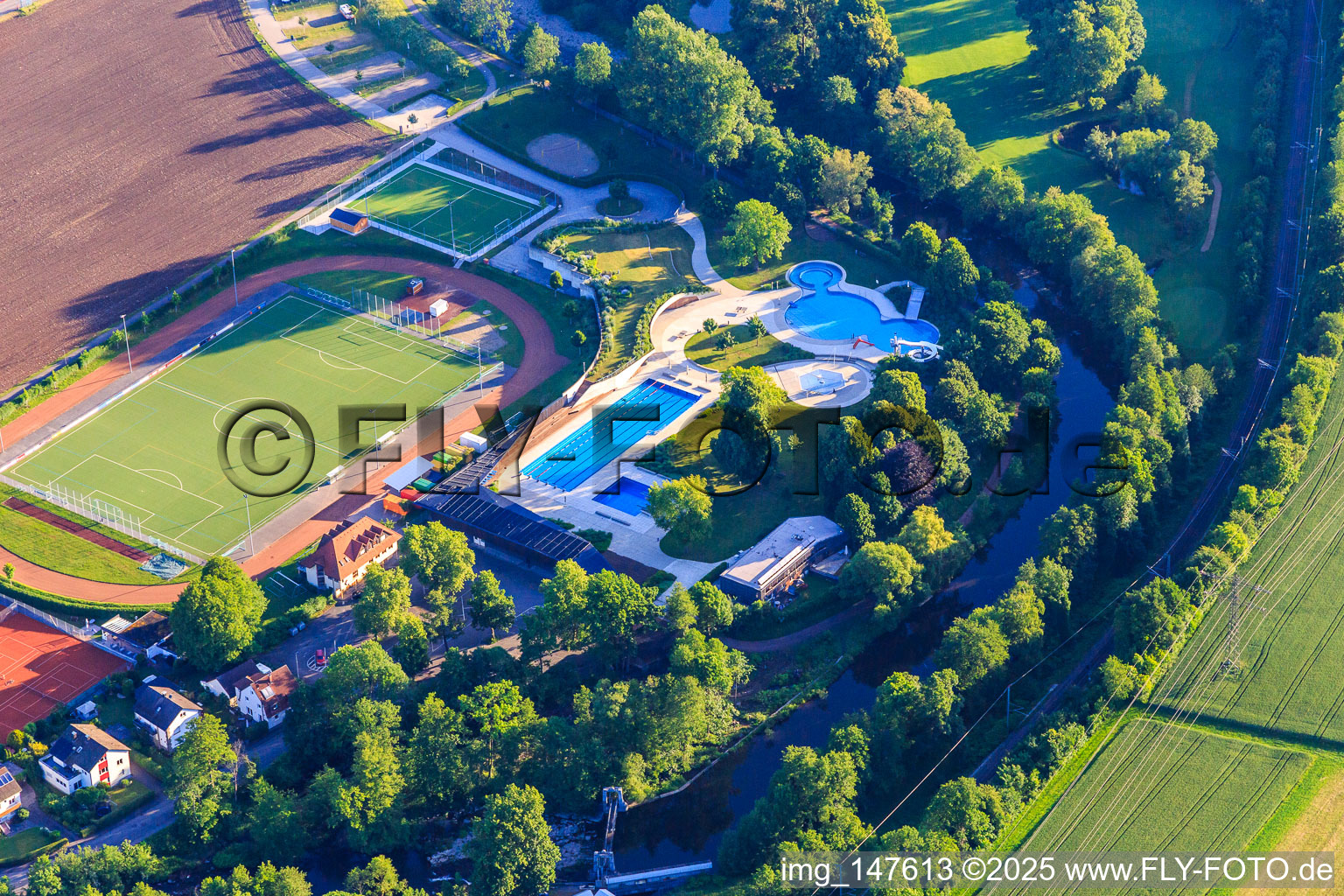 Vue aérienne de Terrain de sport Kollnau du TC Kollnau-Gutach eV et 's Bad - Piscine Waldkirch à le quartier Kollnau in Waldkirch dans le département Bade-Wurtemberg, Allemagne