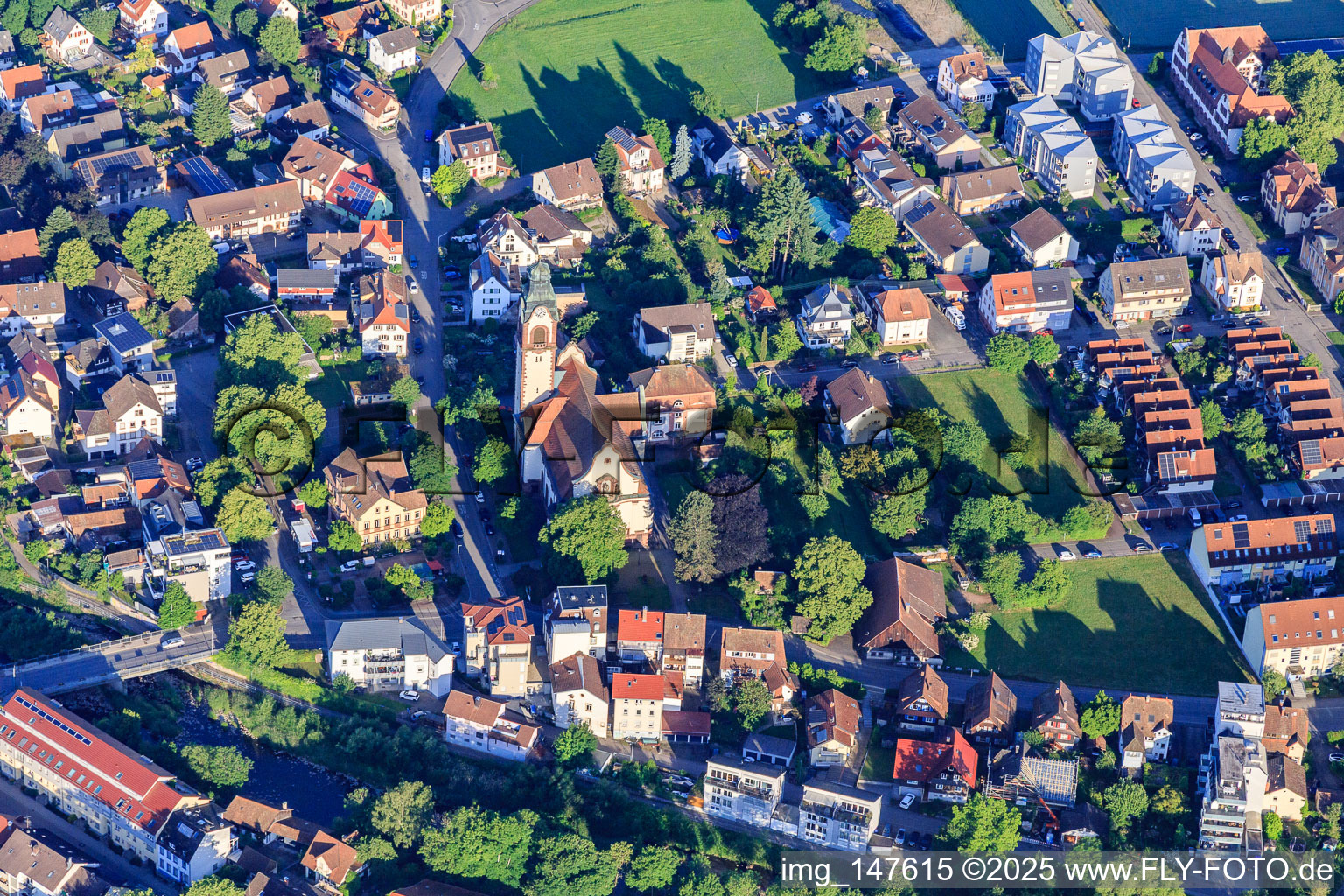 Vue aérienne de Église Saint-Joseph à l'Hôtel de Ville à le quartier Kollnau in Waldkirch dans le département Bade-Wurtemberg, Allemagne