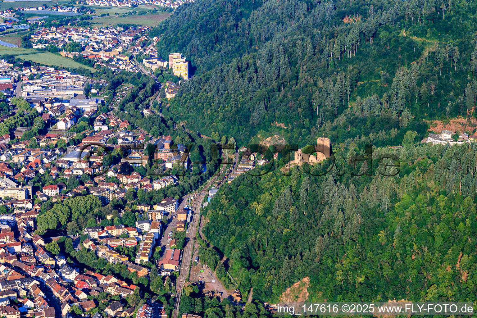 Vue aérienne de Ruines de Kastelburg vues de l'est à Waldkirch dans le département Bade-Wurtemberg, Allemagne