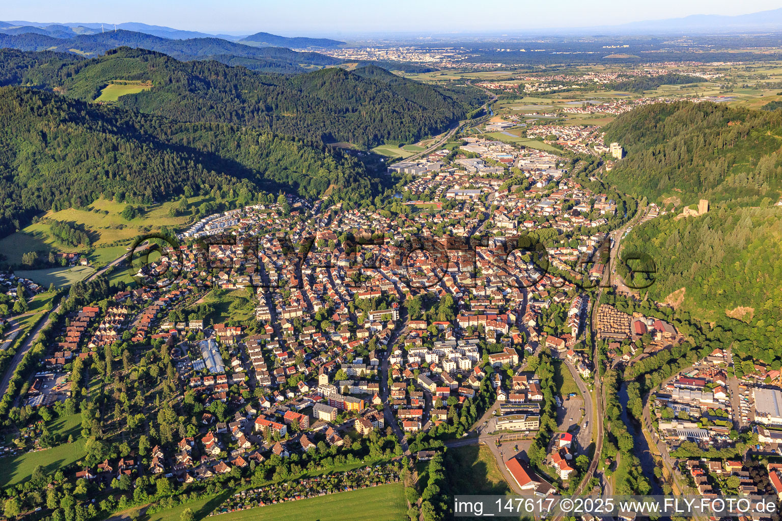 Vue aérienne de Vue de la ville dans la vallée de l'Elz depuis le nord-est à Waldkirch dans le département Bade-Wurtemberg, Allemagne