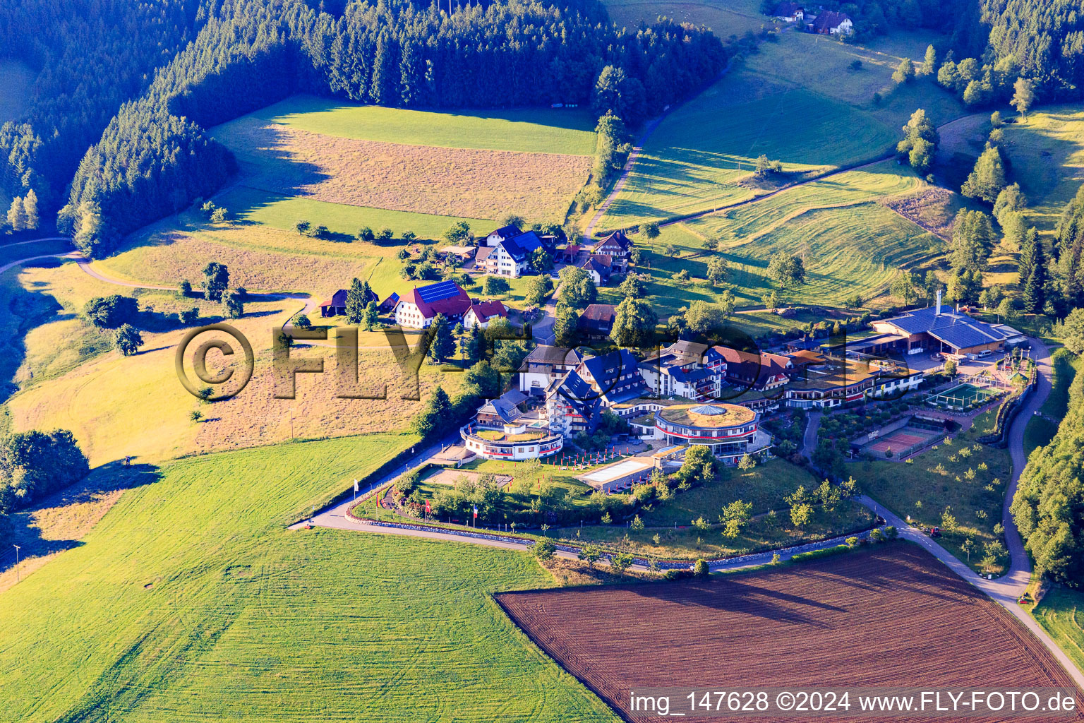Vue aérienne de Elztalhotel avec piscine intérieure ronde à le quartier Rüttlersberg in Winden im Elztal dans le département Bade-Wurtemberg, Allemagne