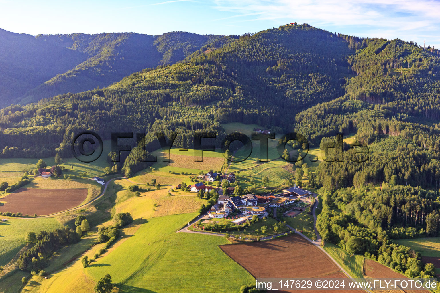 Vue aérienne de Hôtel Elztal sous la chapelle de pèlerinage « Notre-Dame de Hörnleberg » à le quartier Rüttlersberg in Winden im Elztal dans le département Bade-Wurtemberg, Allemagne