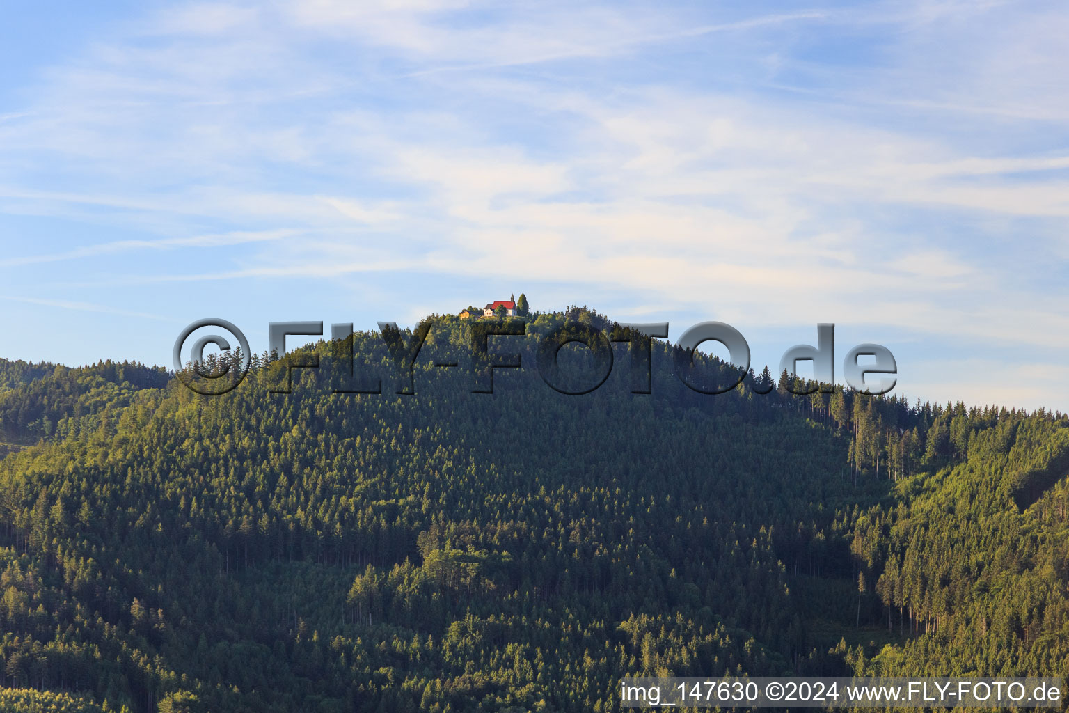 Vue aérienne de Chapelle de pèlerinage Notre-Dame de Hörnleberg à le quartier Niederwinden in Winden im Elztal dans le département Bade-Wurtemberg, Allemagne