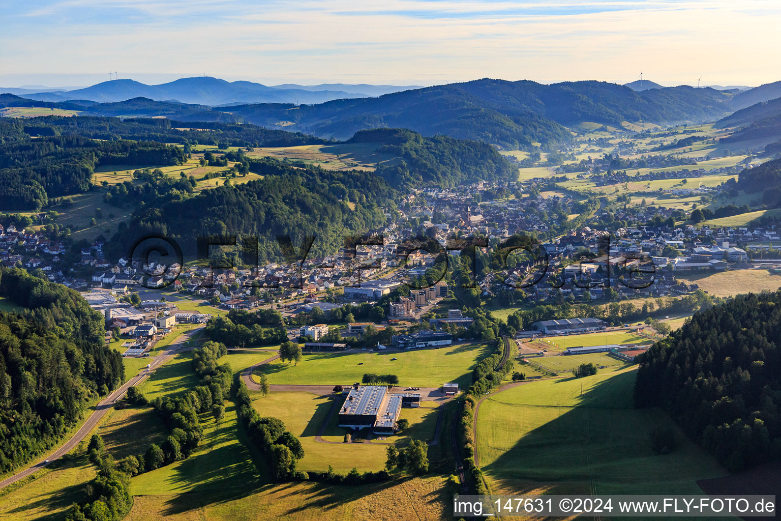 Vue aérienne de Vue de la ville dans la vallée de l'Elz depuis le sud-ouest à Elzach dans le département Bade-Wurtemberg, Allemagne
