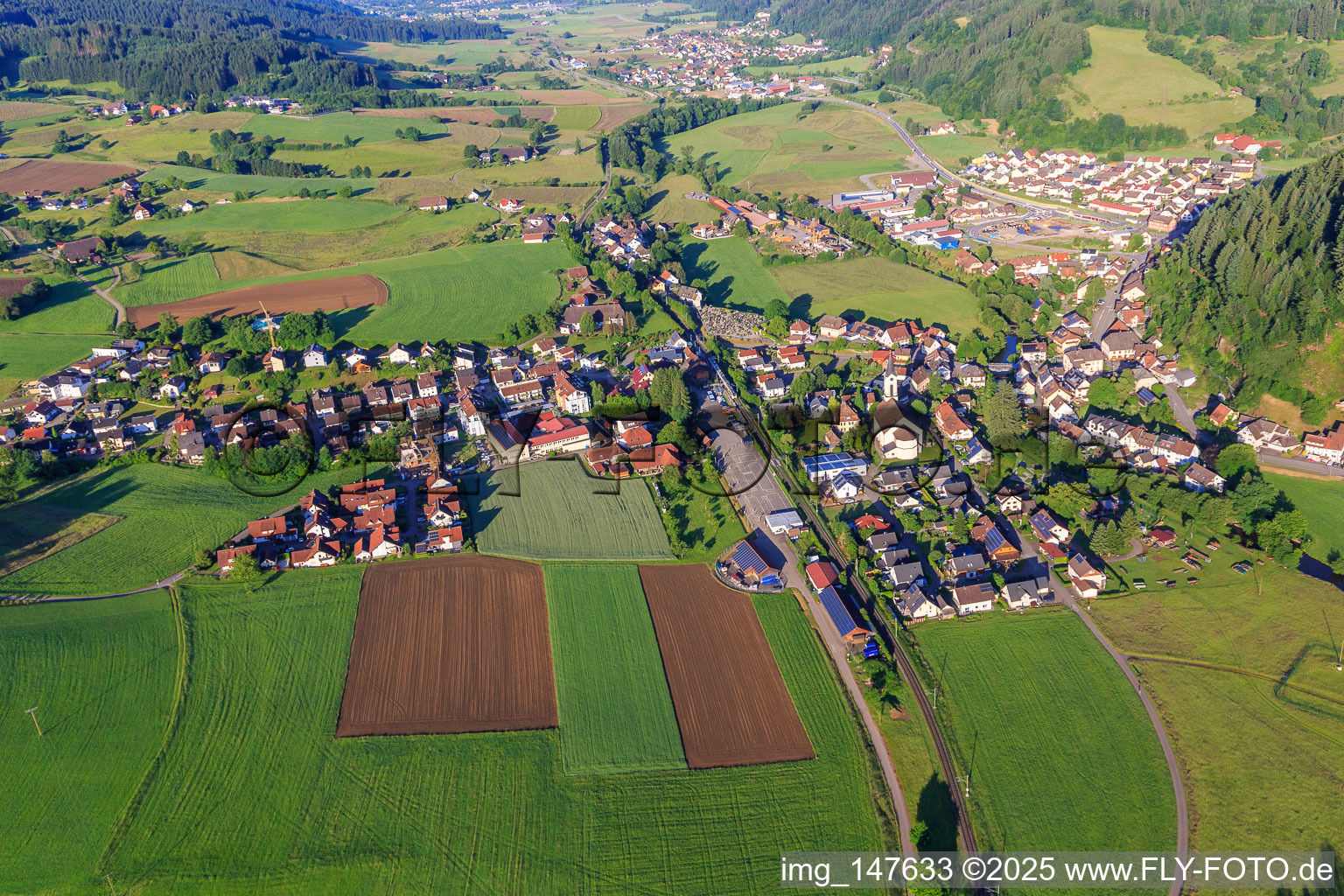 Vue aérienne de Vue de la vallée de l'Elz depuis le nord-est à le quartier Oberwinden in Winden im Elztal dans le département Bade-Wurtemberg, Allemagne
