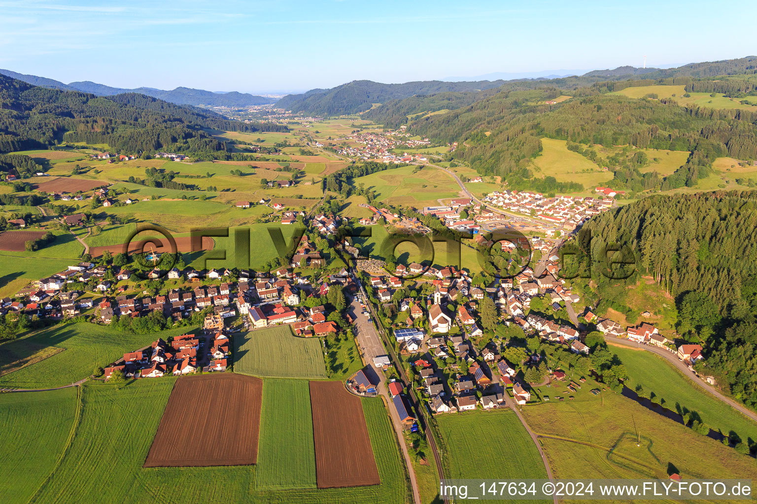 Vue aérienne de Vue de la vallée de l'Elz depuis le nord-est à le quartier Allmend in Winden im Elztal dans le département Bade-Wurtemberg, Allemagne