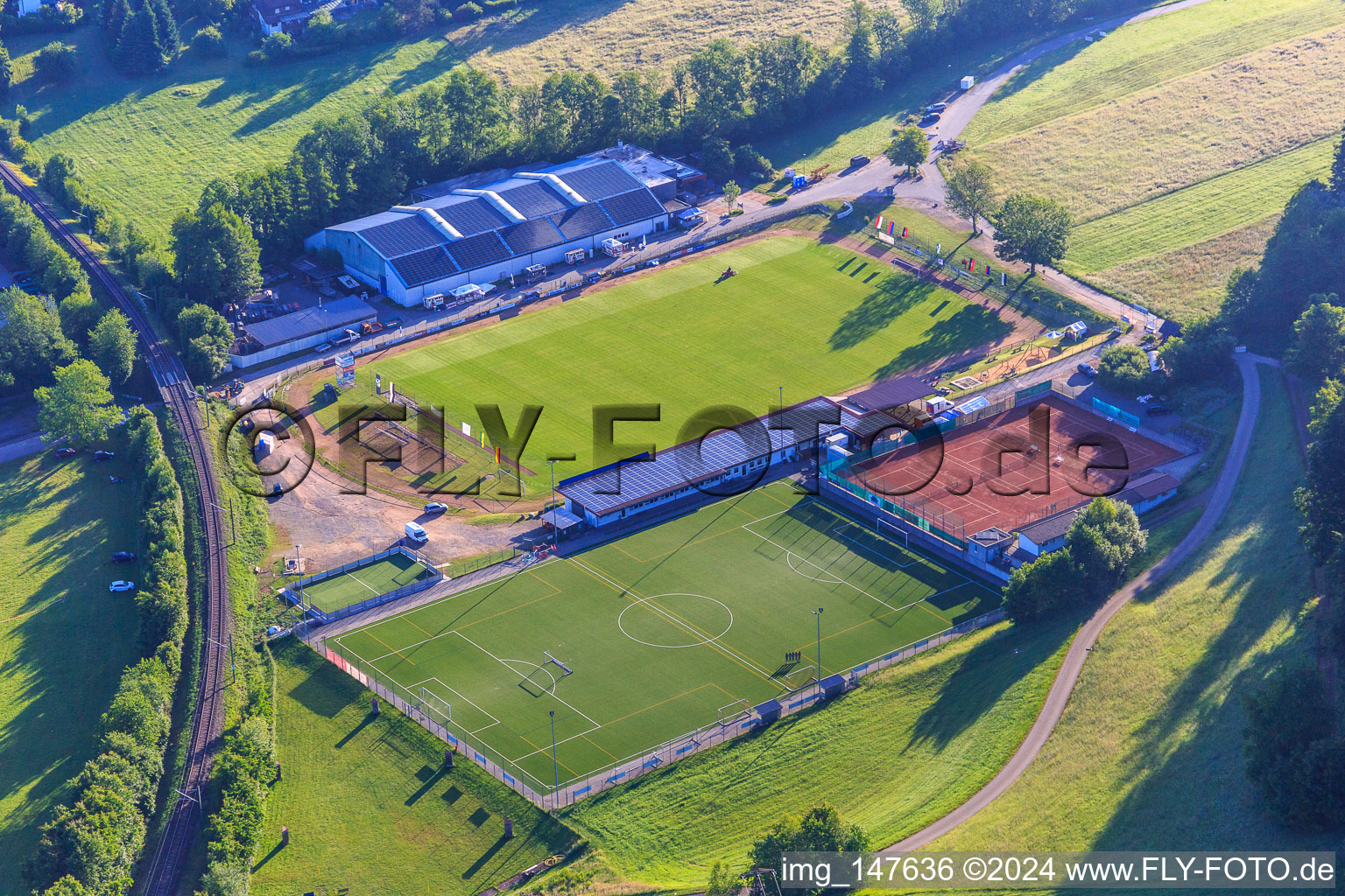 Vue aérienne de Informa Elzach Studio de fitness et terrains de sport du SF Elzach-Yach eV et du Tennisclub Grün-Weiss Elzach eV à le quartier Stauden in Elzach dans le département Bade-Wurtemberg, Allemagne