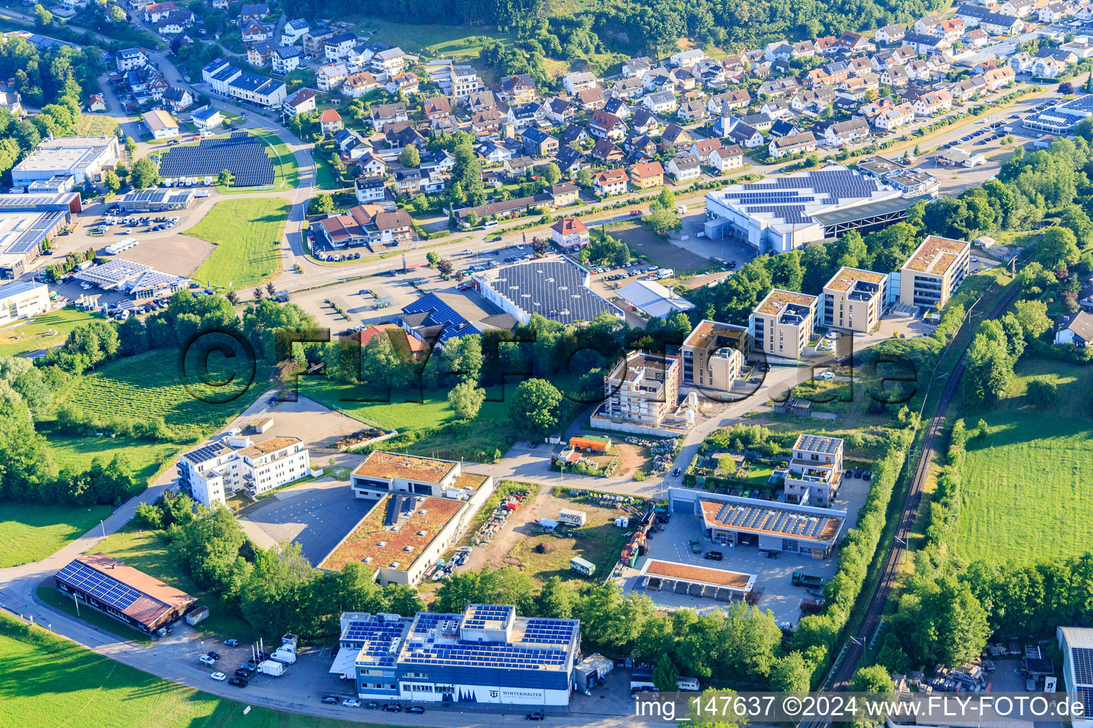 Vue aérienne de Zone commerciale Weilertalstraße avec TEAM GRÜN Furtner-Althaus Garden and Landscape Construction GmbH et Obere Metzgerei Franz Winterhalter GmbH à Elzach dans le département Bade-Wurtemberg, Allemagne