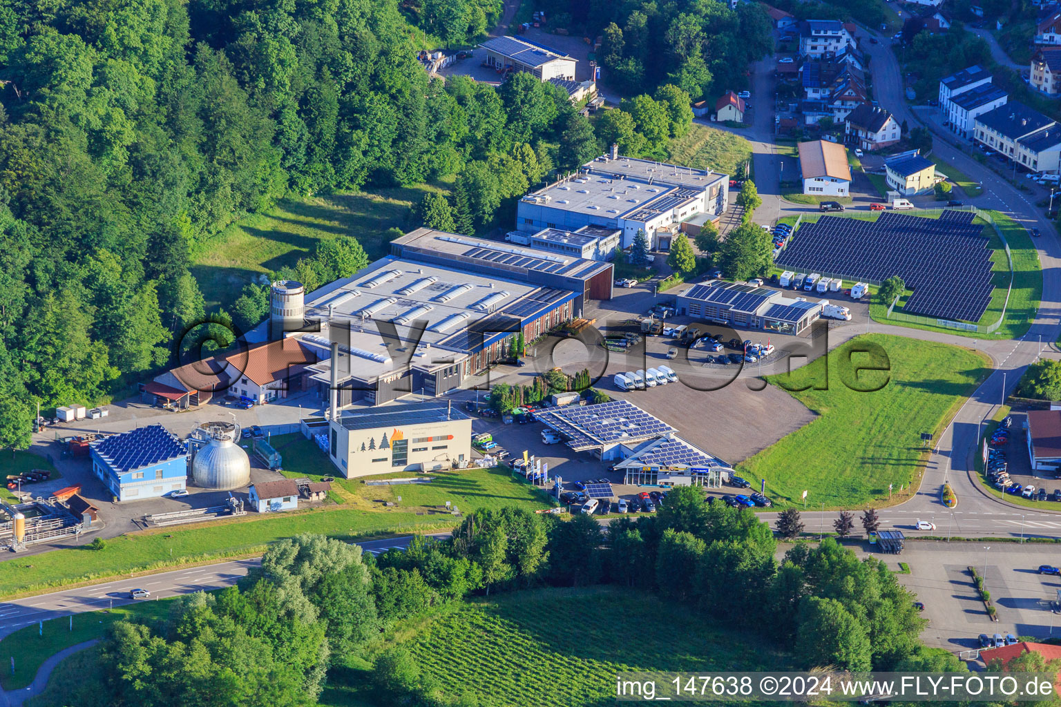 Vue aérienne de Zone industrielle Telfer Straße avec abattoir Gustav Winterhalter, Becherer Möbelwerkstätten Innenausbau GmbH, siège du concessionnaire automobile Hin Elzach, station d'épuration Elzach à le quartier Weinersberg in Elzach dans le département Bade-Wurtemberg, Allemagne