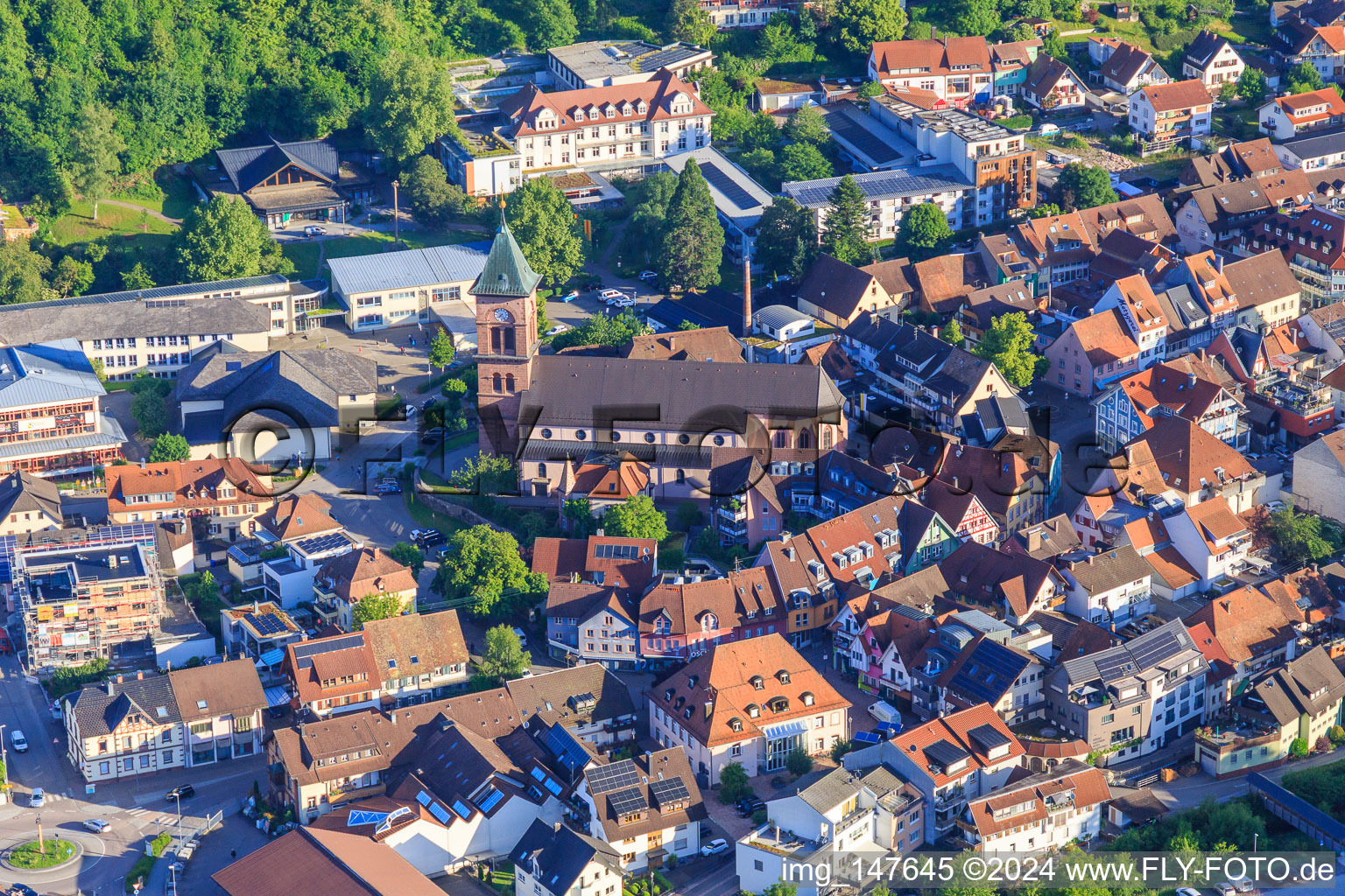 Vue aérienne de Église Saint-Nicolas dans la vieille ville historique à Elzach dans le département Bade-Wurtemberg, Allemagne