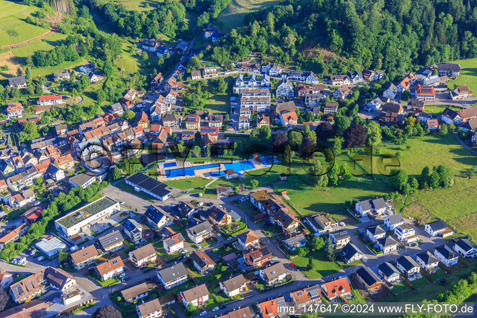 Vue aérienne de Piscine Elzach à le quartier Wellishöfe in Elzach dans le département Bade-Wurtemberg, Allemagne