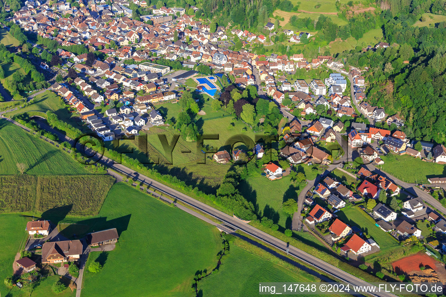 Vue aérienne de Vue du village dans la vallée de l'Elz depuis le nord-est à le quartier Wellishöfe in Elzach dans le département Bade-Wurtemberg, Allemagne