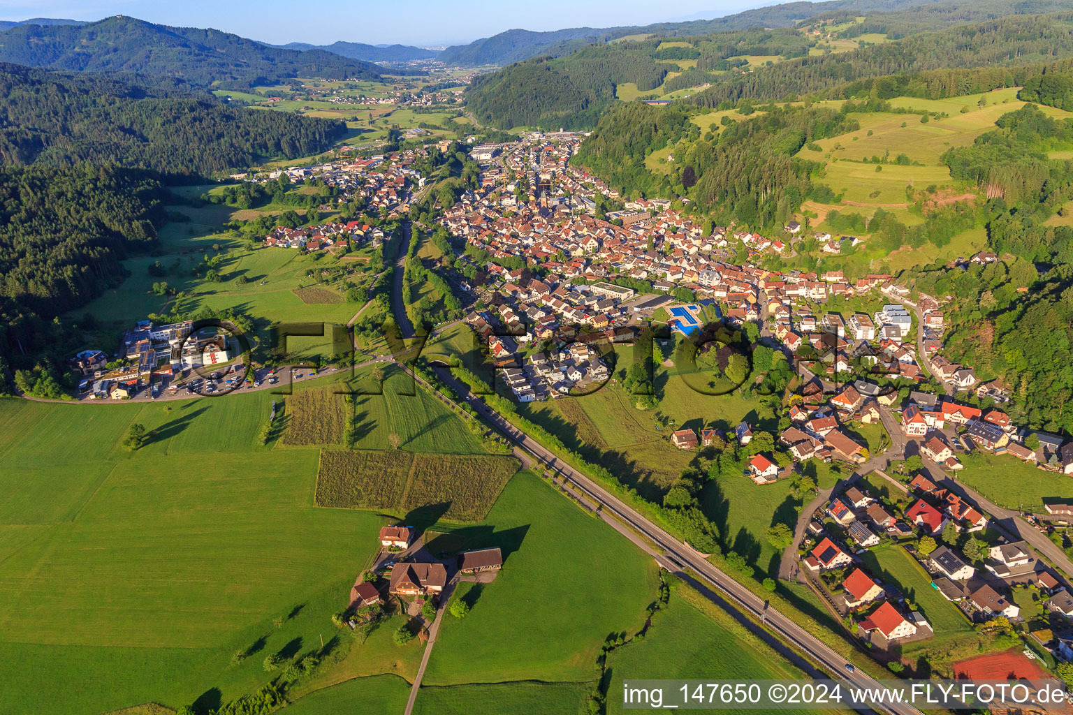 Vue aérienne de Vue du village dans la vallée de l'Elz depuis le nord-est à le quartier Wellishöfe in Elzach dans le département Bade-Wurtemberg, Allemagne