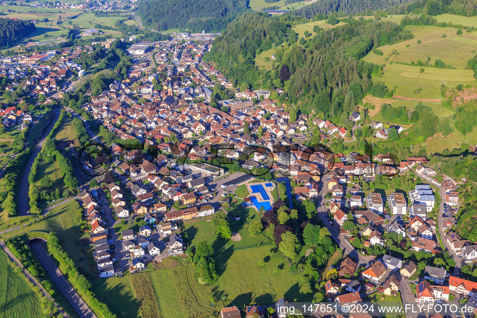 Photographie aérienne de Vue du village dans la vallée de l'Elz depuis le nord-est à le quartier Wellishöfe in Elzach dans le département Bade-Wurtemberg, Allemagne
