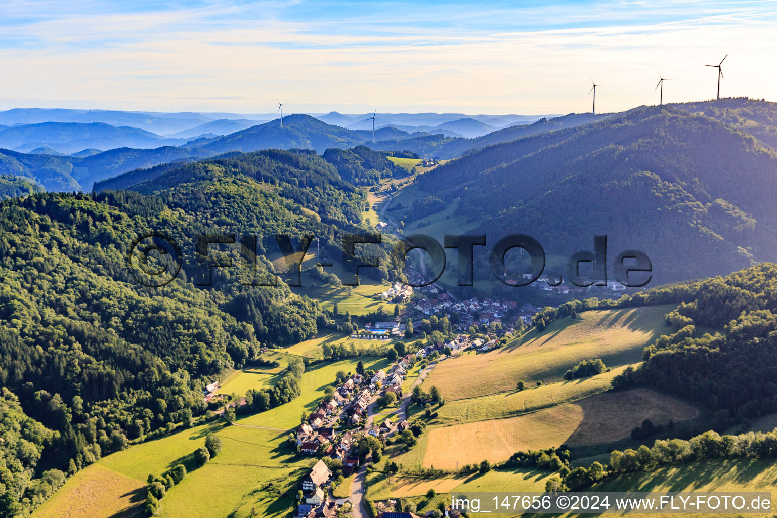 Vue aérienne de District d'Oberprechtal et Landwasserstraße jusqu'à Prinzbachhof avec le parc éolien Prechtaler Schanze à le quartier Dorf in Elzach dans le département Bade-Wurtemberg, Allemagne