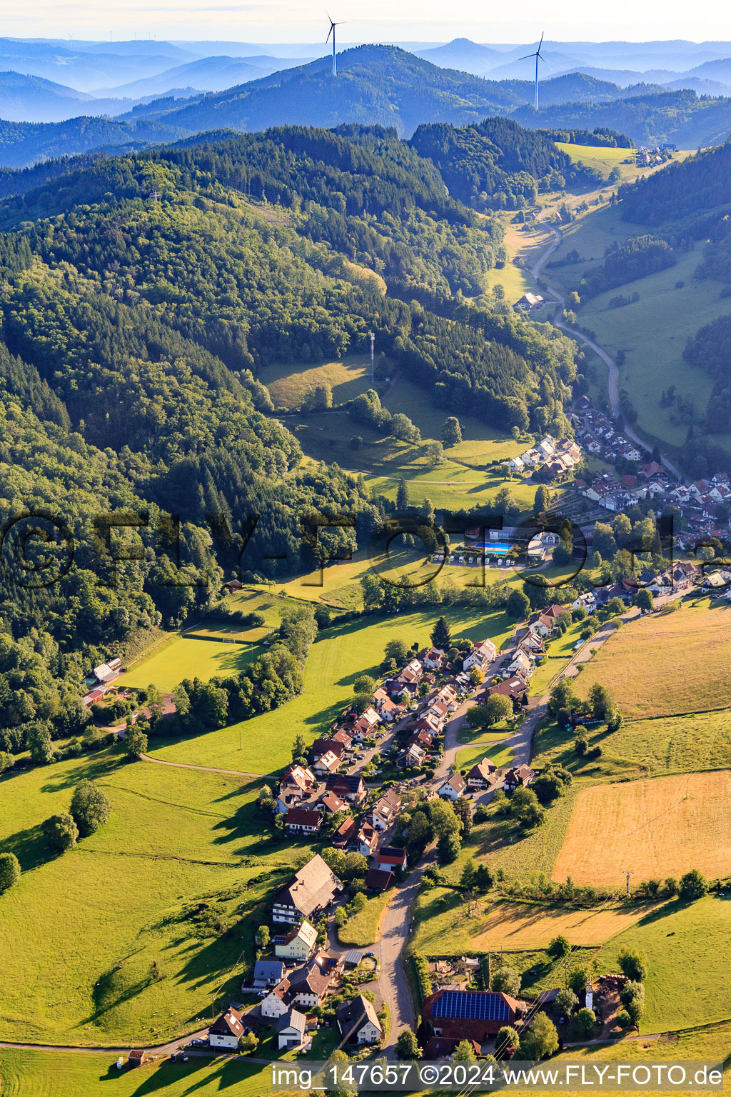 Vue aérienne de Quartiers d'Oberprechtal et de Prinzbachhof à le quartier Dorf in Elzach dans le département Bade-Wurtemberg, Allemagne