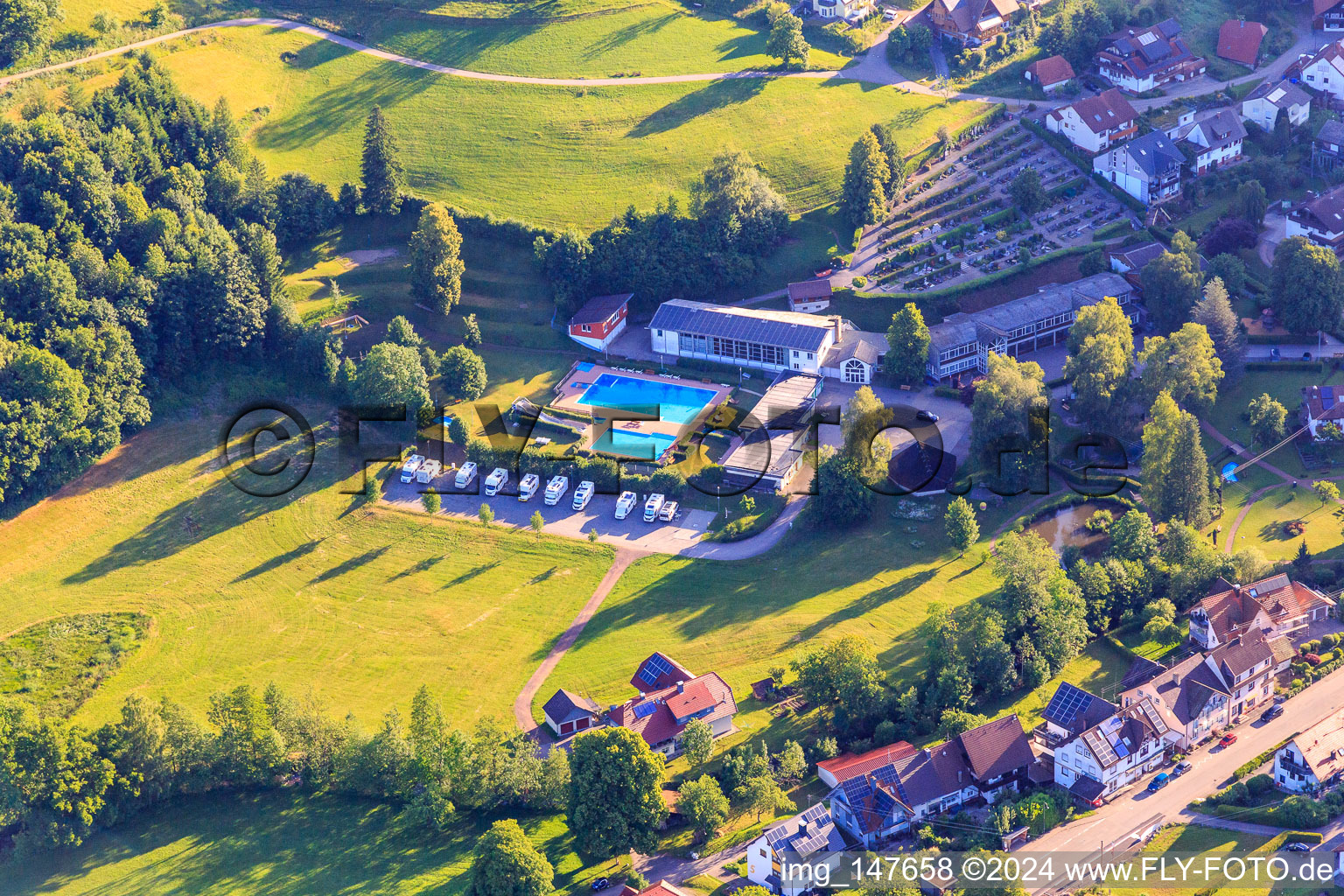 Vue aérienne de Piscine d'Oberprechtal et aire de stationnement pour camping-cars Elzwiese à le quartier Dorf in Elzach dans le département Bade-Wurtemberg, Allemagne