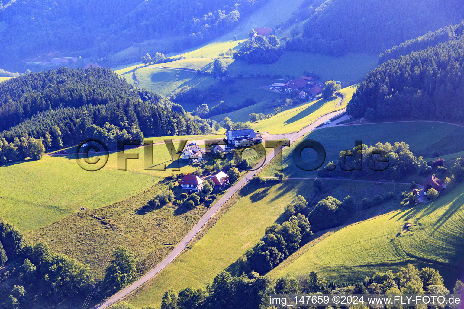 Vue aérienne de Höhengasthaus Landwassereck sur la Landwasserstraße à le quartier Dorf in Elzach dans le département Bade-Wurtemberg, Allemagne