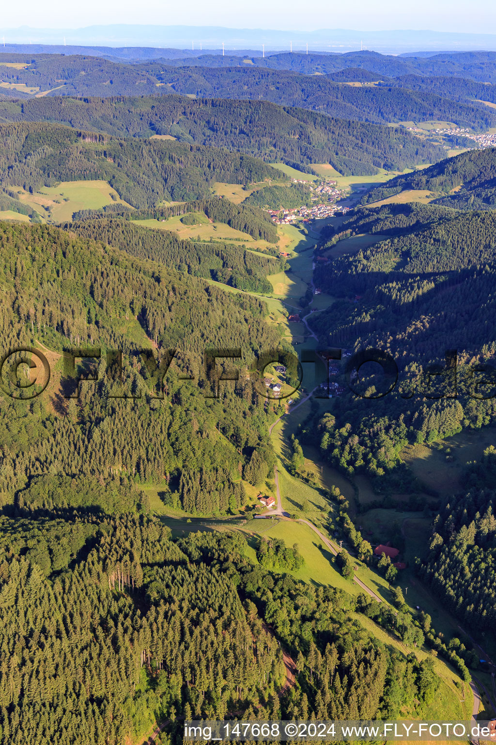 Vue aérienne de Landgassserstraße vue du nord à le quartier Dorf in Elzach dans le département Bade-Wurtemberg, Allemagne