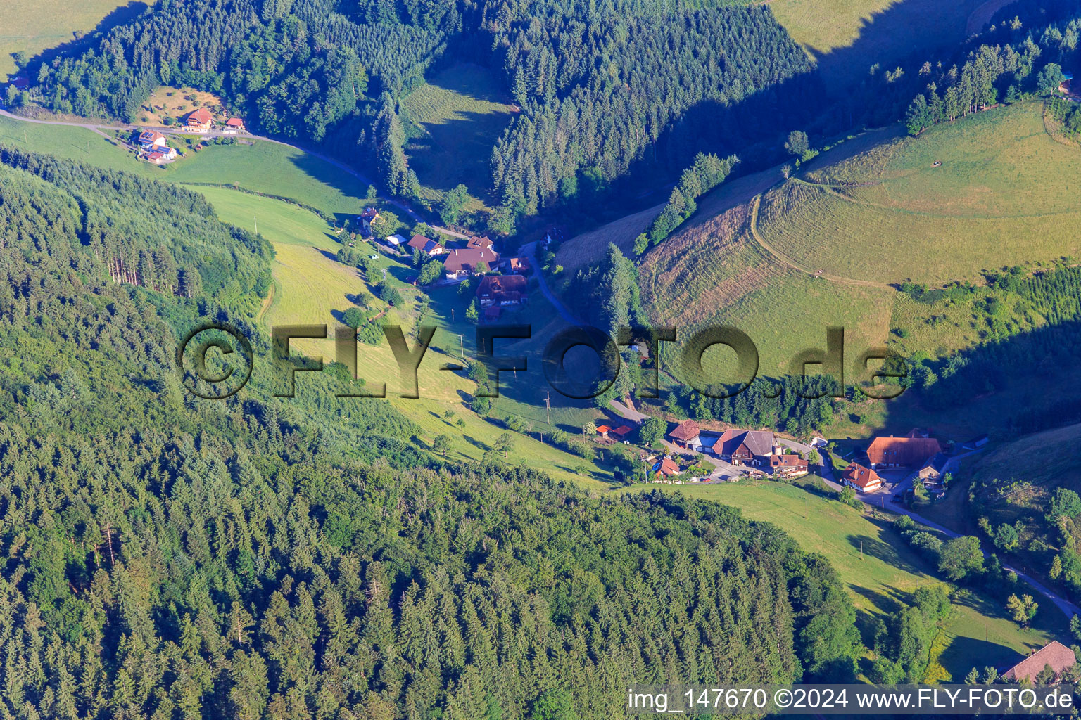 Vue aérienne de Ebleshof, Steffelshof et Buchhozerhof à le quartier Bärenbach in Mühlenbach dans le département Bade-Wurtemberg, Allemagne