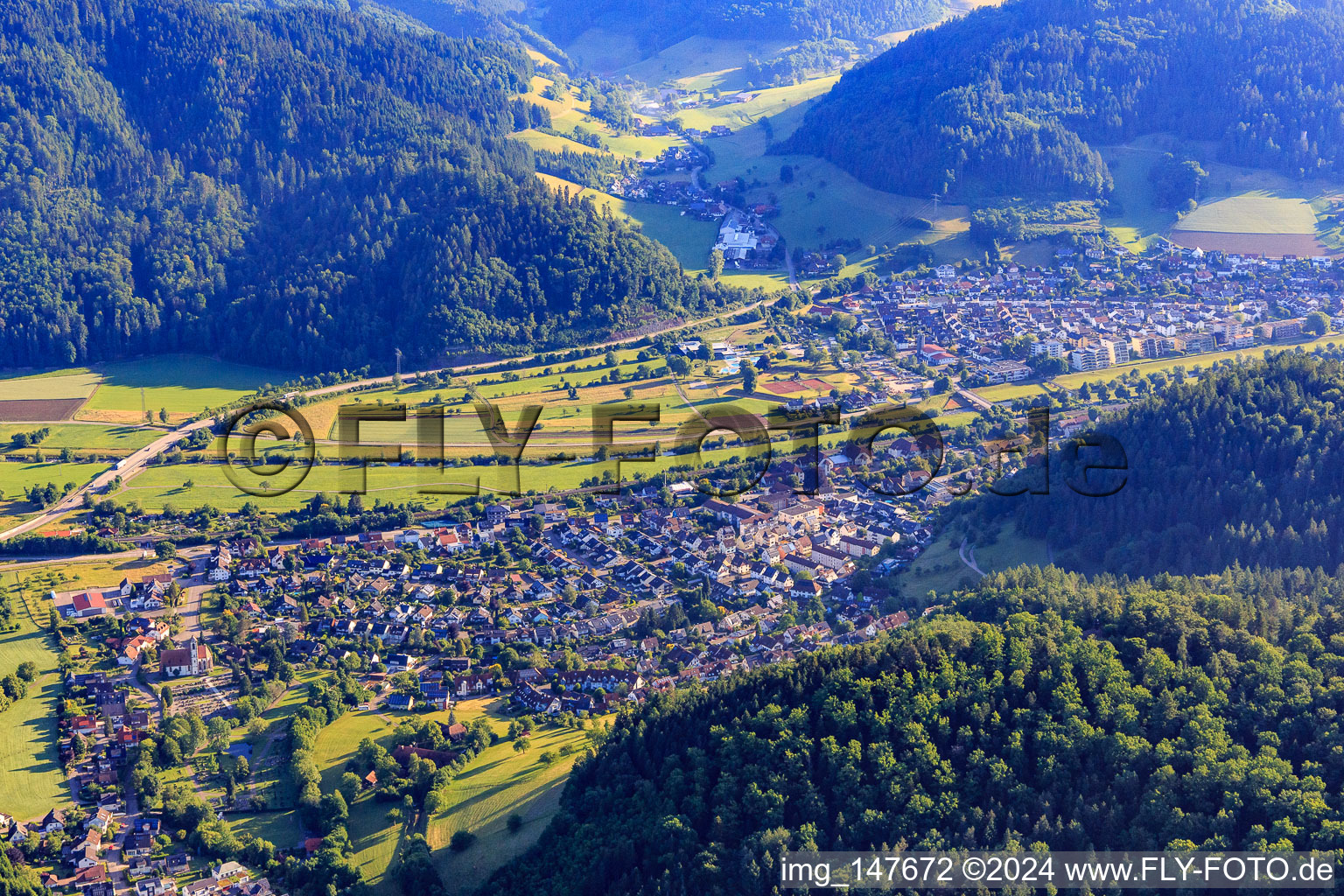 Vue aérienne de Vue de la ville depuis le sud dans la vallée de la Kinzig à Hausach dans le département Bade-Wurtemberg, Allemagne