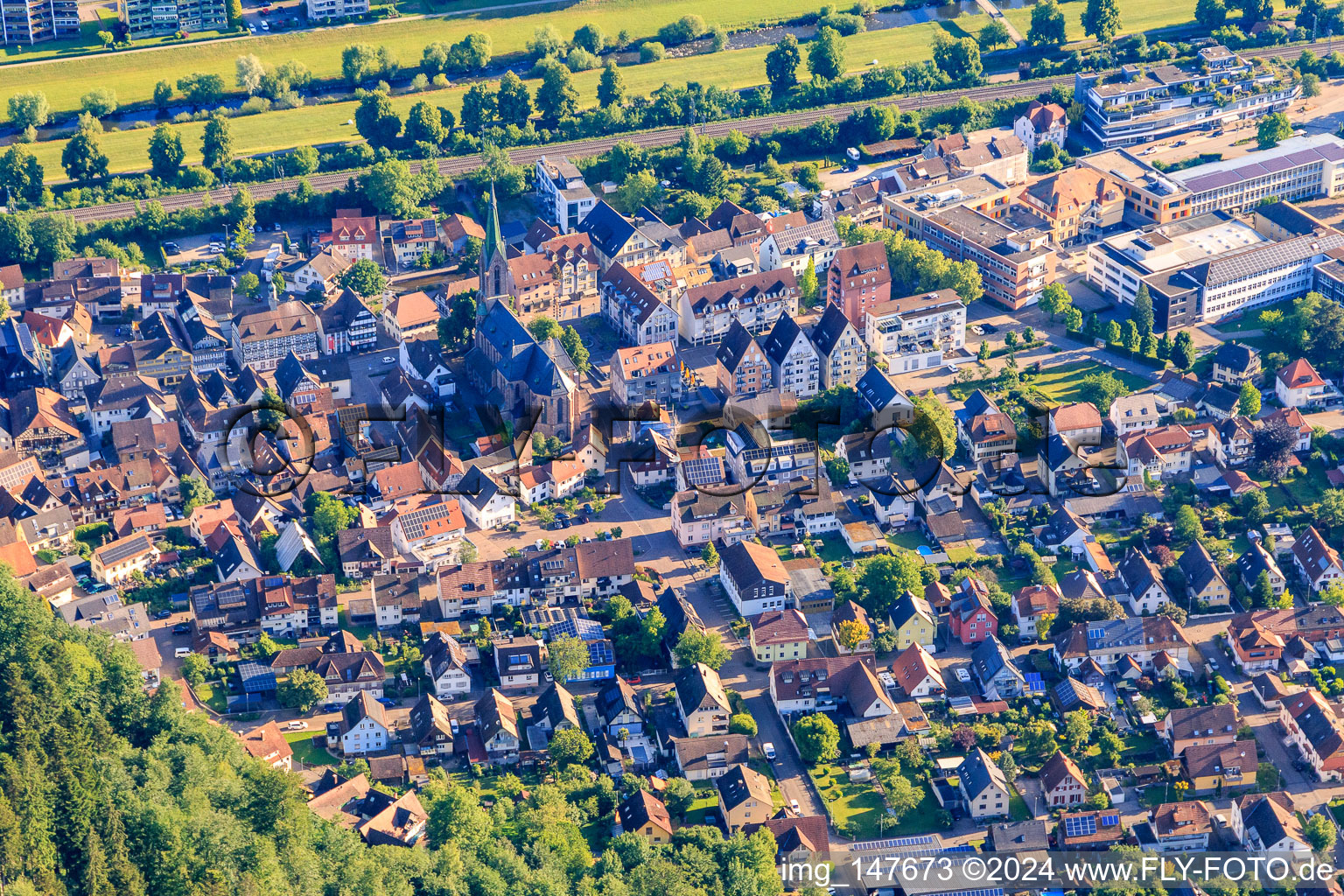 Vue aérienne de Centre-ville avec l'église Saint-Maurice à Hausach dans le département Bade-Wurtemberg, Allemagne