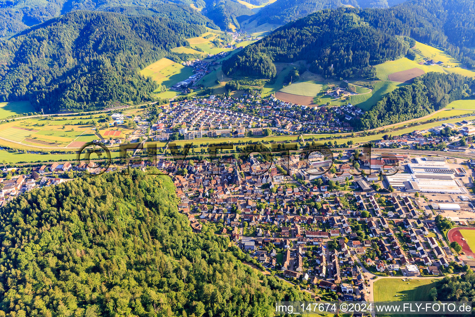 Vue aérienne de Vue d'ensemble de la ville depuis le sud à Hausach dans le département Bade-Wurtemberg, Allemagne