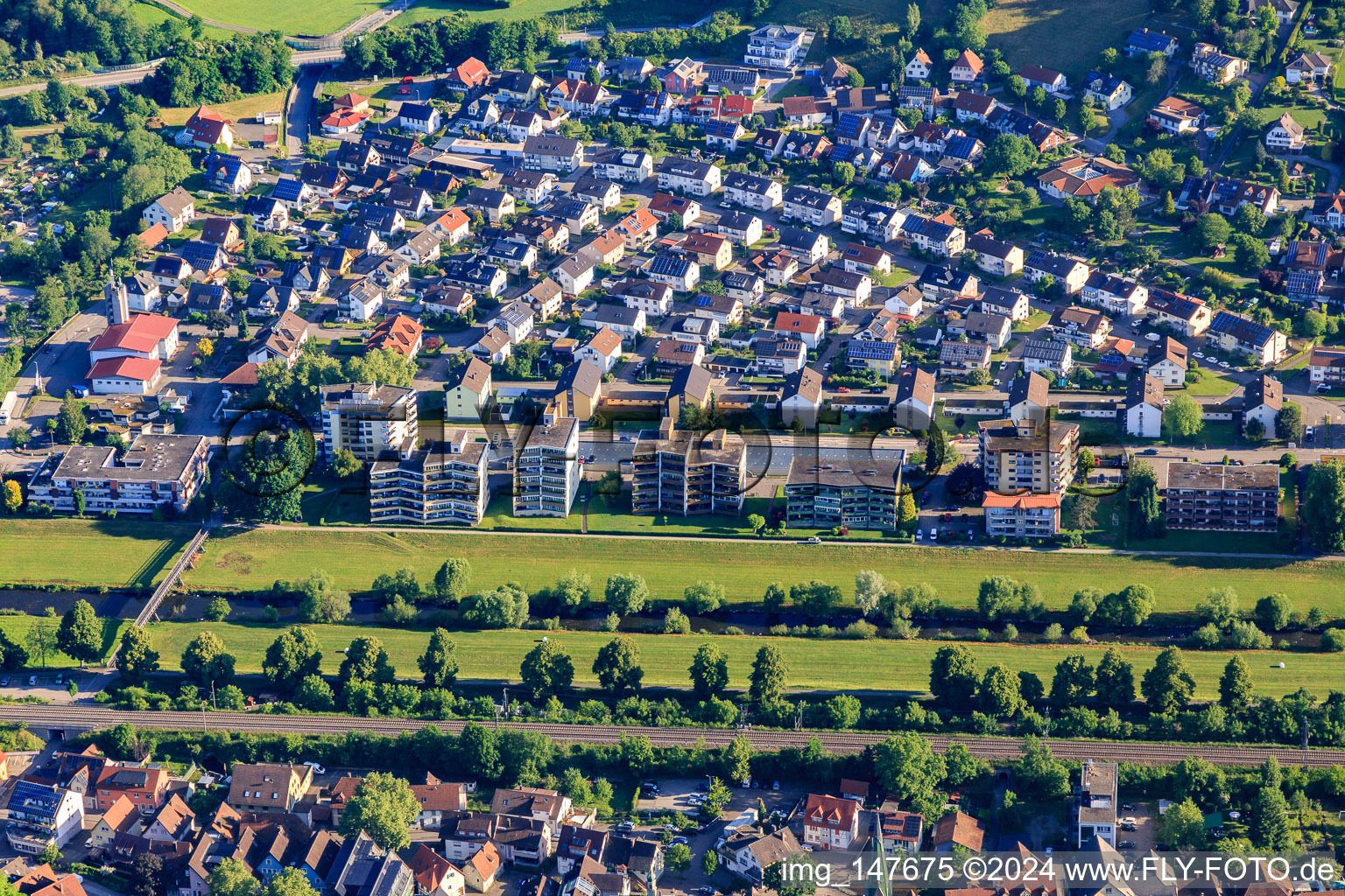 Vue aérienne de Quartier résidentiel sur la Kinzig entre Hegerfeldstraße et Gerwigstr à Hausach dans le département Bade-Wurtemberg, Allemagne