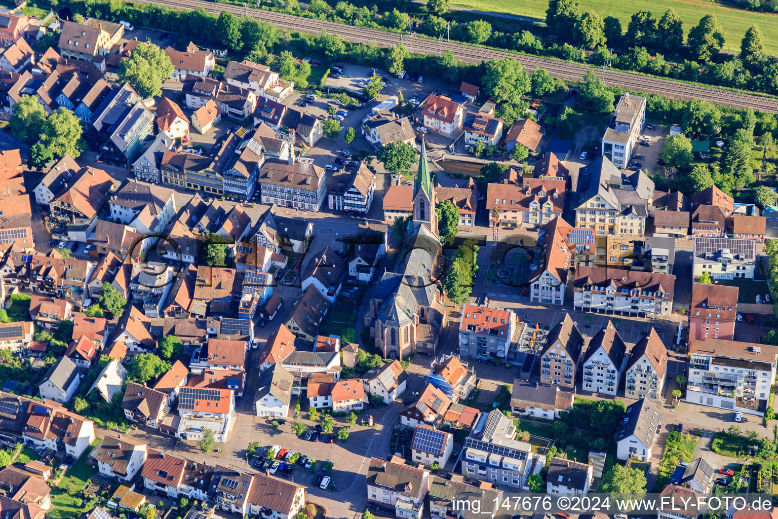 Vue aérienne de Rue principale avec l'église Saint-Maurice à Hausach dans le département Bade-Wurtemberg, Allemagne