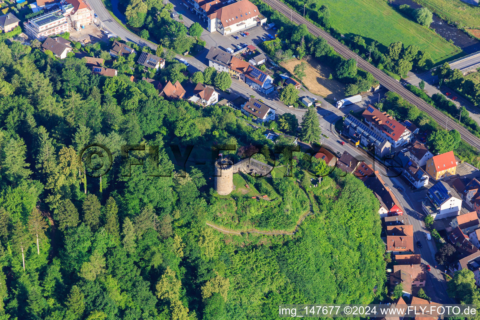 Vue aérienne de Château de Husen dans le Gummenwald à Hausach dans le département Bade-Wurtemberg, Allemagne