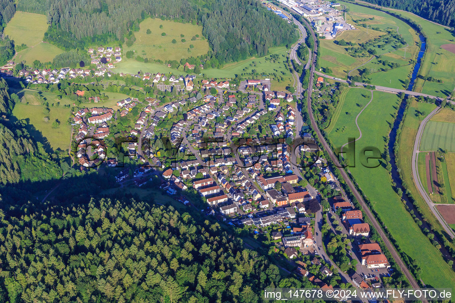 Vue aérienne de Vue de la ville depuis le nord-est à Hausach dans le département Bade-Wurtemberg, Allemagne