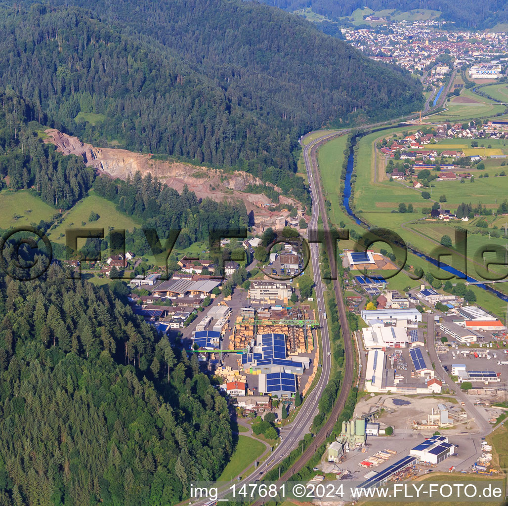Vue aérienne de Zone industrielle des deux côtés de la B33 avec Sägewerk Karl Streit GmbH & Co. KG, Kienzler Stadtmobiliar GmbH et Sievert Logistik SE à Hausach dans le département Bade-Wurtemberg, Allemagne