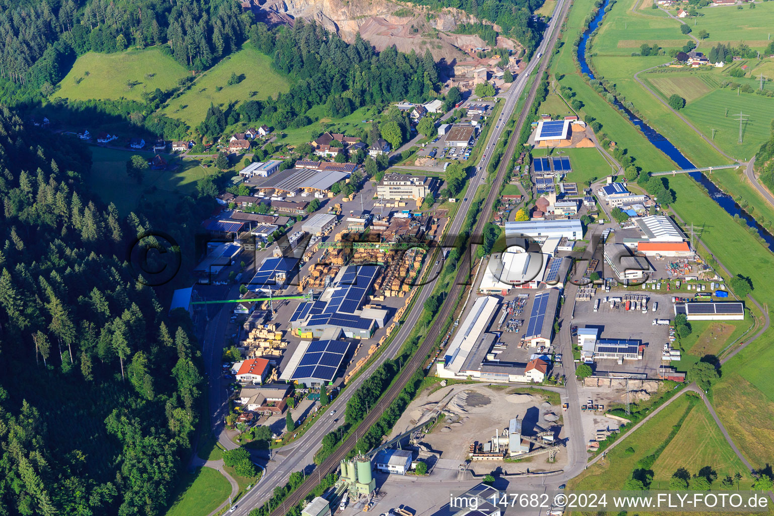 Vue aérienne de Zone industrielle des deux côtés de la B33 avec Sägewerk Karl Streit GmbH & Co. KG, Kienzler Stadtmobiliar GmbH et Sievert Logistik SE à Hausach dans le département Bade-Wurtemberg, Allemagne