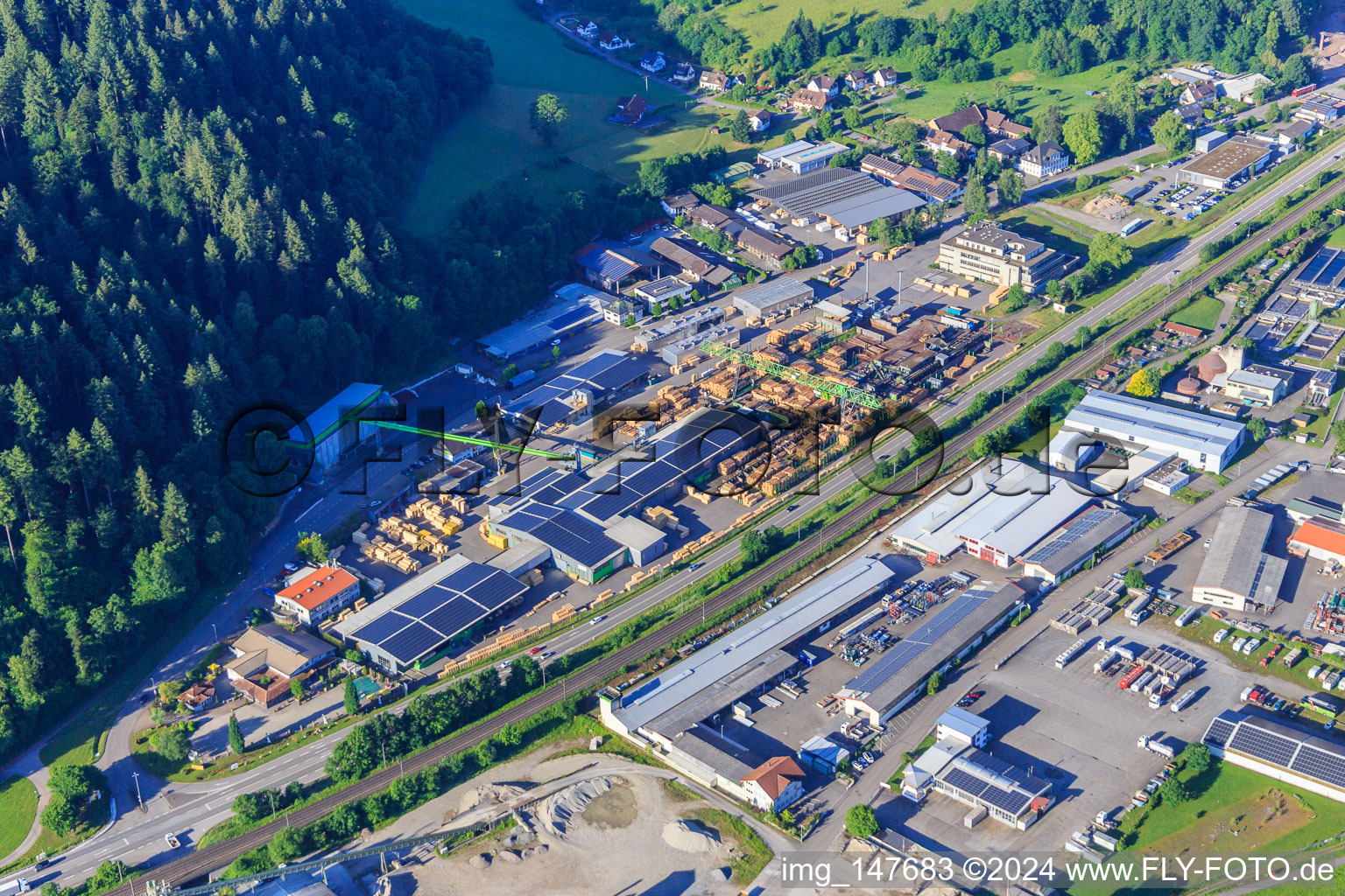 Photographie aérienne de Zone industrielle des deux côtés de la B33 avec Sägewerk Karl Streit GmbH & Co. KG, Kienzler Stadtmobiliar GmbH et Sievert Logistik SE à Hausach dans le département Bade-Wurtemberg, Allemagne